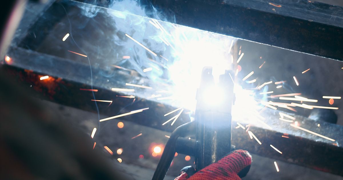 Soldadura de estructura metálica con chispas en un taller industrial